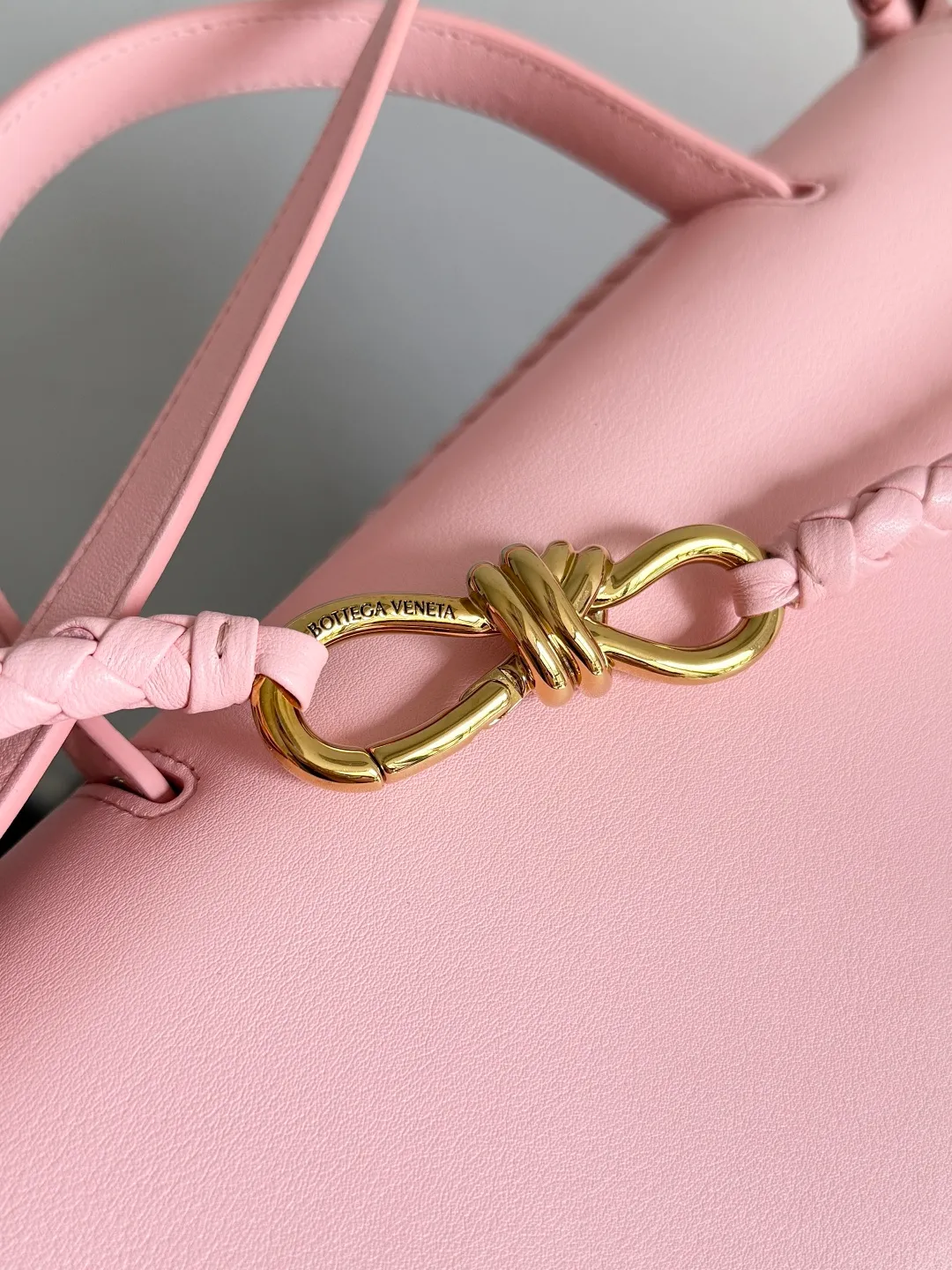Batch 3160 BottegaVeneta Latest Ciao Ciao Bag Silky cowhide two-way flap handbag with signature twist detail, hidden hook closure, flap can be fastened to the front or attached to the INTRECCIATO woven internal pocket, comes with an adjustable and removable crossbody strap, internal compartment, and also features a zippered pocket. The surprise flap has various shapes. Style 1 - Cover the bag surface, exposing the knot and knot decoration. Style 2 - Place the flap inside the bag. A buckle is also designed. Style 3 - The U-shaped position of the top handle in the hand bag. Style No.: 826195 Size: 42*32*15cm